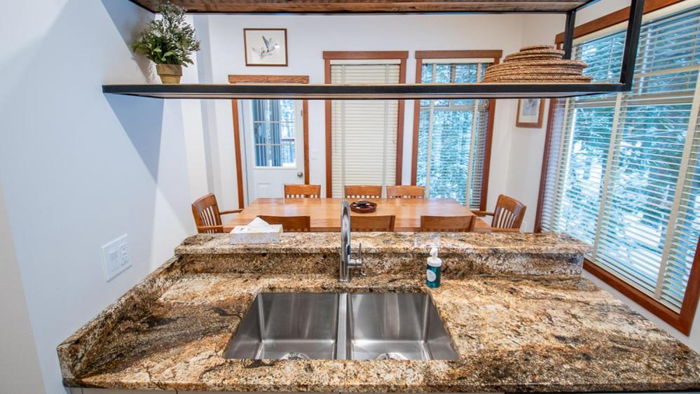 Snow Creek Lodge By Fernie Lodging Co ภายนอก รูปภาพ
